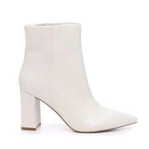 NEW White Marc Fisher Glorify boots size 6.5